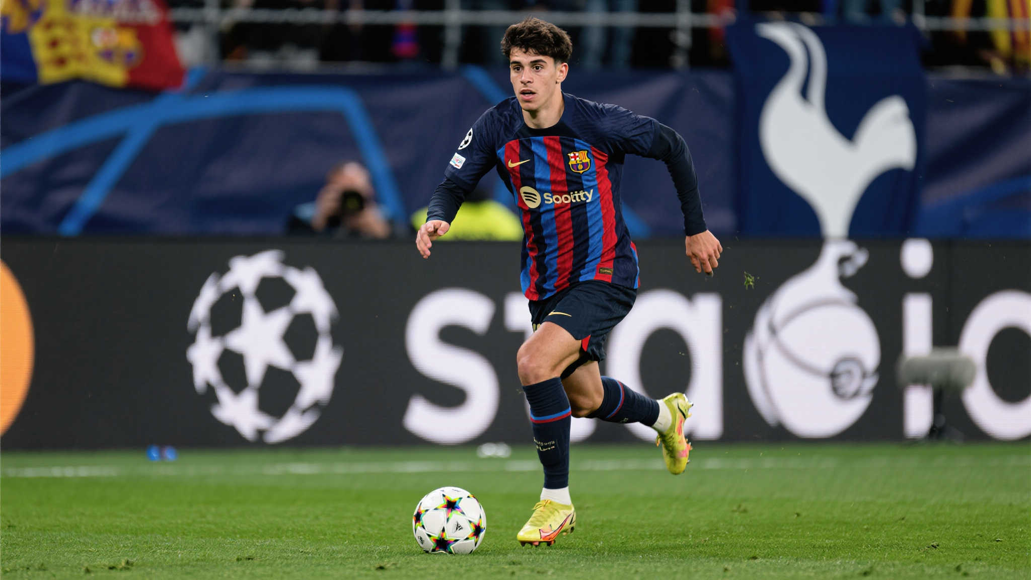 热刺有意引进巴尔德吉,西班牙新星曾闪耀欧冠小组赛 前言:
在足球界,转会新闻总是引人关注,而当一位